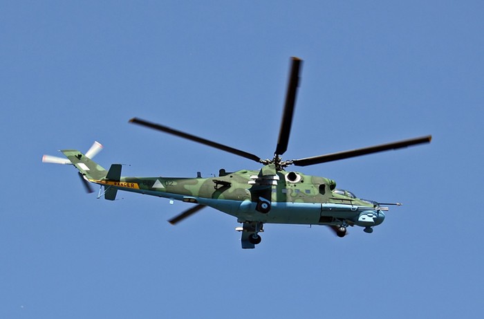 Hai quốc gia Đông Nam Á Myanmar và Indonesia cũng được trang bị trực thăng chiến đấu Mi-24. Nhưng đó là biến thể cải tiến mạnh hơn Mi-24A của Việt Nam, được gọi là Mi-35 (biến thể xuất khẩu của Mi-24V). Trong ảnh là trực thăng chiến đấu Mi-35 của Không quân Myanmar.
